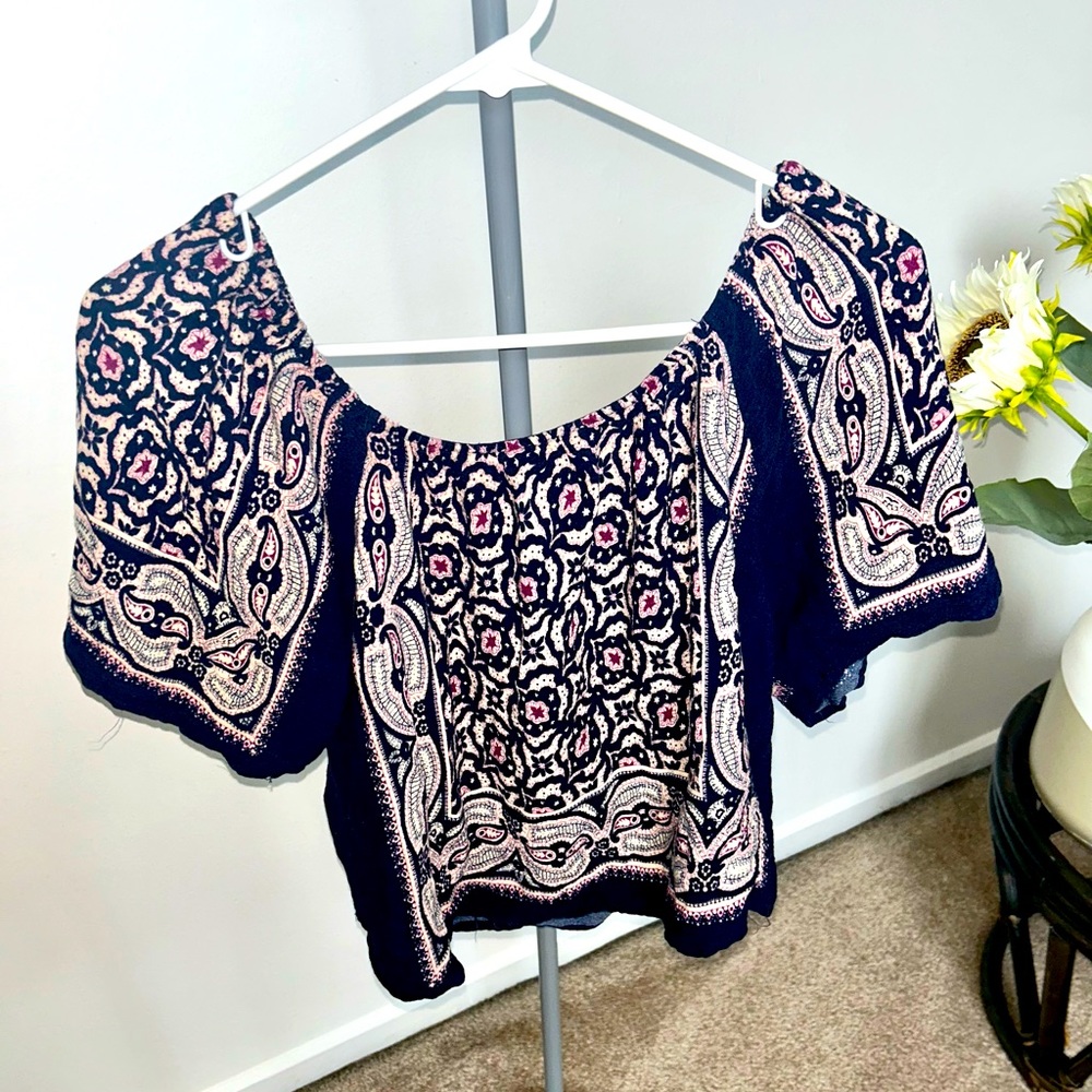 Short sleeve blouse in navy blue with pattern